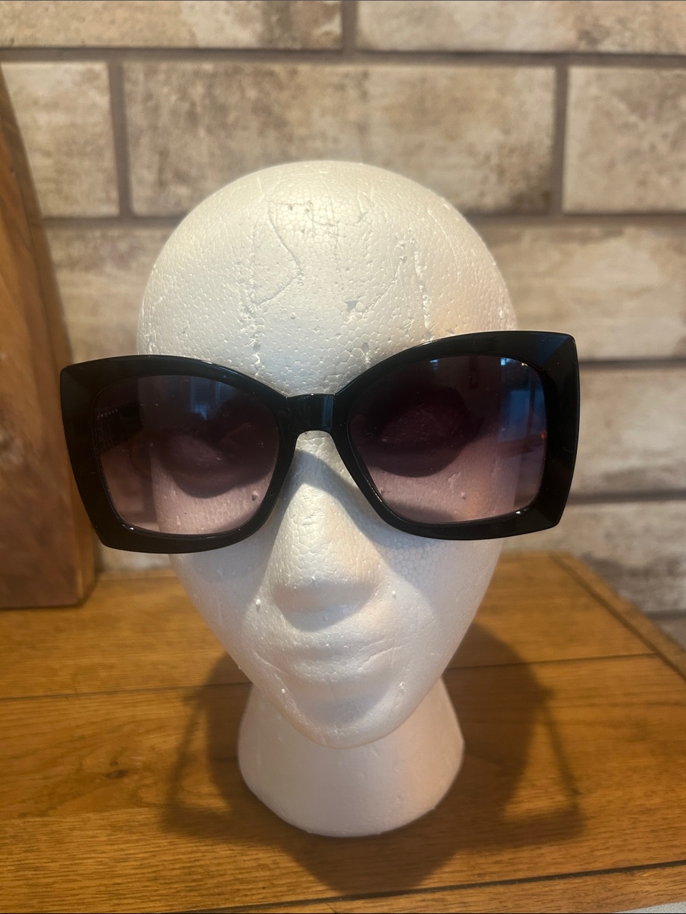 Jessica Simpson Butterfly Glam Sunglasses in Black